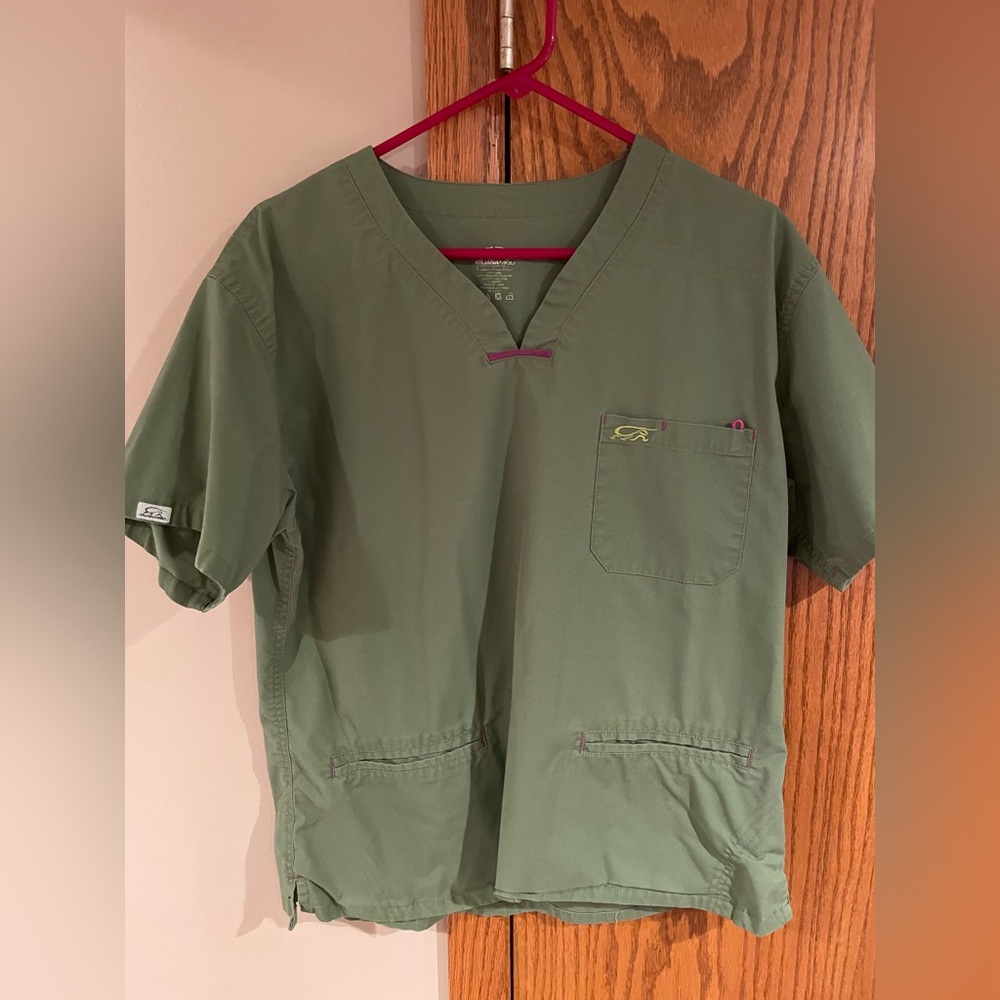 Iguana med scrub top